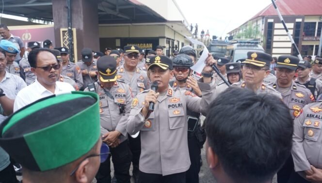 
Aksi Damai Mahasiswa, Kapolres Kotamobagu Angkat Prinsip “Vox Populi, Vox Dei”