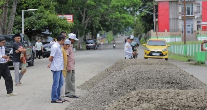 
Wali Kota Kotamobagu Turun Langsung Meninjau Perbaikan Jalan A.P. Mokoginta, Apresiasi Komitmen Pemprov Sulut