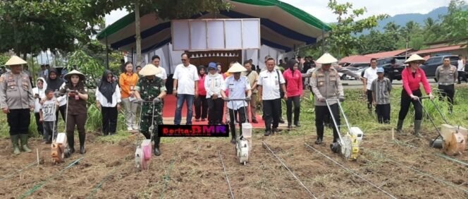
Wali Kota Weny Gaib Bersama Kapolres Kotamobagu Tanam Jagung Kuartal IV di Desa Bubak