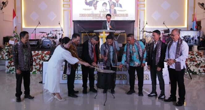 
Hadir di Gedung GPDI Eben Haezar Sia, Wali Kota Weny Gaib Pinta Toleransi Wajib Dijaga Bersama