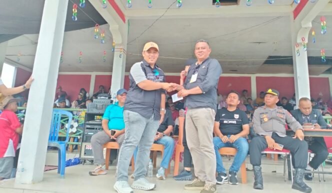 
Bendahara Askot Kotamobagu Guril Sulaiman Sumbangkan Dana Pembuatan Stainless Desa Mopusi