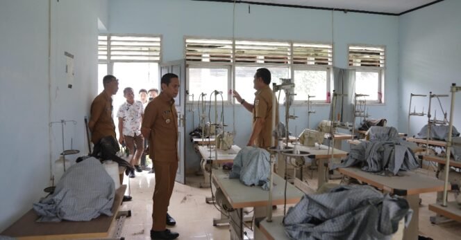 
Wali Kota Kotamobagu Cek Fasilitas Pelatihan Kerja di Kantor Disnaker Pastikan Masih Layak Pakai