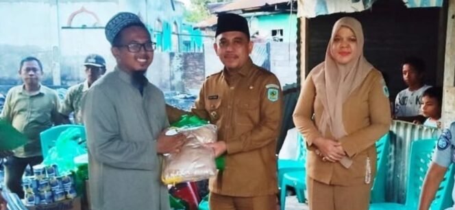 
Wujud Kepedulian, Bupati Yusra Serahkan Bantuan Korban Kebakaran di Desa Tadoi