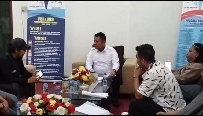 
Foto : Wakil bupati Rianto saat menerima audensi mahasiswa membahas MBG  di Asahan