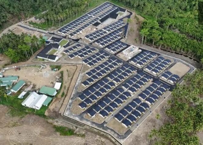 
Hunian permanen di Bolsel untuk warga pengungsi Gunung Ruang di Kabupaten Sitaro tampak dari udara  dibangun begitu indah. Foto diambil menggunakan drone kamera pada Oktober 2025.