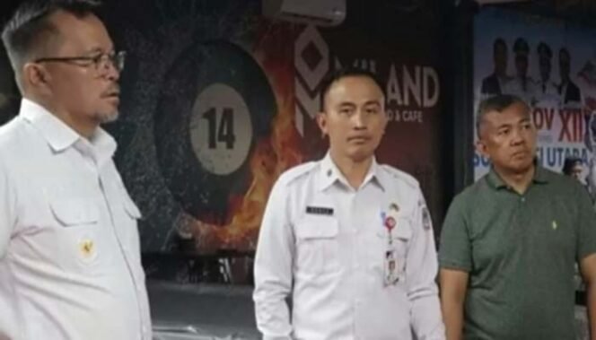 
Foto : Wawali Pemkot Manado dr Richard Sualang ( kiri) bersama Kepala Dinas Pemuda Dan Olahraga Kota Manado Bonix Saweho (kanan) memantau kesiapan seremonial pembukaan PORPOV XII Sulut di Stadion Klabat Manado.
