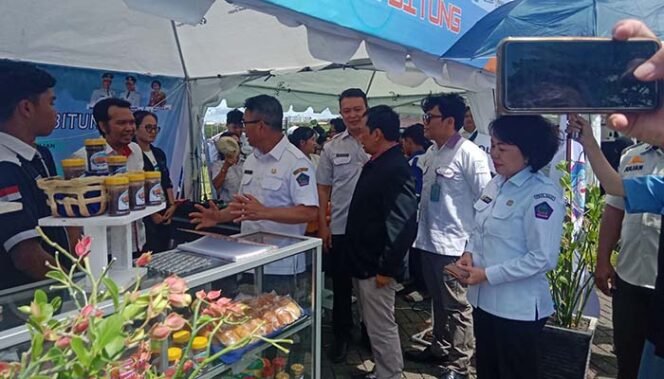 
Foto - Sekprov Sulut Thalis Galang M.Si ( kiri) Drs Erlangga   Direktur SMK Kemendikdasmen ( tengah baju hitam) Kadis Dikda Dr Femmy Suluh M.Si ( kanan) dan Staf Khusus Gubernur Biddng Pendidikan Prof Dr Ir Grevo Gerung M.Sc( kedua dari kanan) saat meninjau Stan SMK dalam SMK Expo 2025 di Kawasan Mega  Mas Rabu 19 November 2025