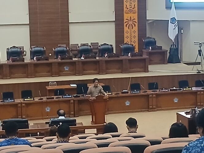 
Awali Kerja Hari Senin, Pimpinan dan Anggota DPRD Sulut Gelar Ibadah Oikumene