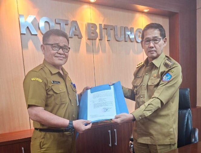 
Hengky Honandar Serahkan SK Plt Rudy Ponamon Staf Ahli Bidang Ekonomi