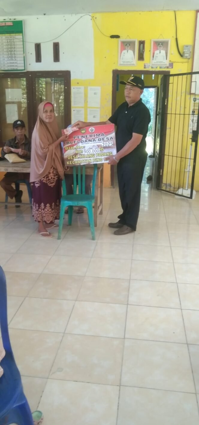 
Percepat Pemerataan Ekonomi Pemdes Talang Padang Realisasikan BLT-DD Bagi 24 KPM Periode 4