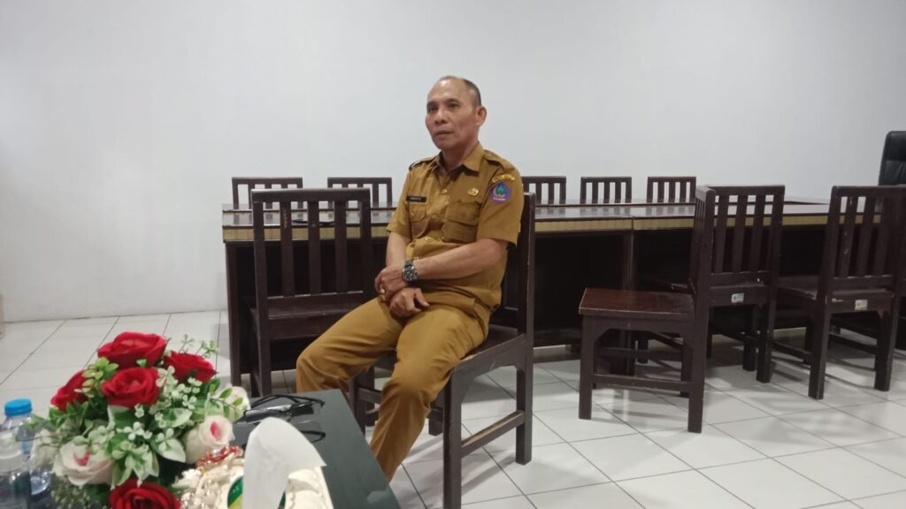 Foto - Kepsek SMK Negeri 1 Kota Biitung Drs Christo Lewan