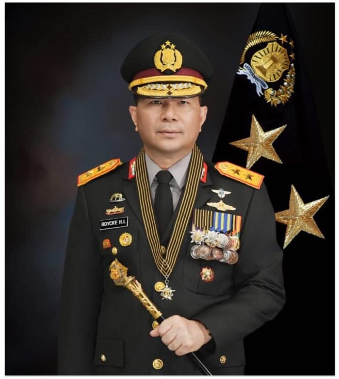 
Kapolda Sulut Irjen Pol Roycke Harry Langie Raih Gelar Doktor Ilmu Hukum dengan Predikat Cumlaude di Universitas Trisakti