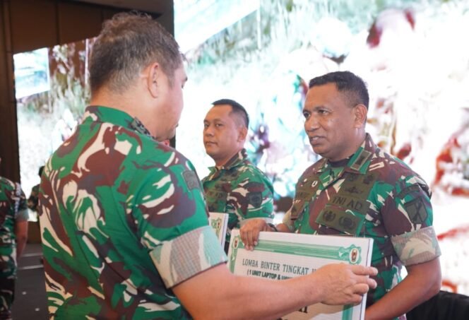 
Foto penyerahan Penghargaan Juara lll Nasional Lomba  Pembinaan Teritorial (Binter) Tingkat Kodim Tahun 2025,
oleh KSAD Jenderal TNI Maruli Simanjuntak kepada Dandim 1310/Bitung, Letkol CZI Hanif Tupen ST MIP