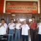 Foto - Kepsek SMK Negeri 1 Tumpaan di Minsel Freddy Lengkong S.Pd ( ketiga dari kanan) bersama Guru dan Siswa