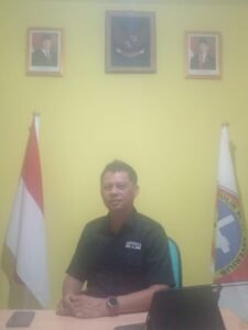 Foto - Kepsek SMK Negeri 1 Kota Biitung Drs Christo Lewan