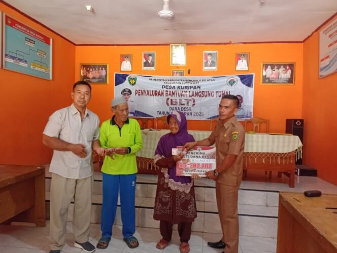 
Bantu Percepatan Pertumbuhan Ekonomi Pemerintah Desa Kuripan Kecamatan Bungamas Realisasikan BLT-DD Ke 9 KPM