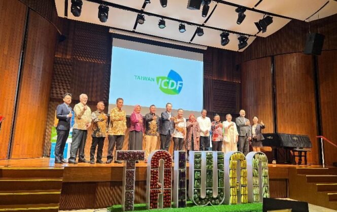 
Representative Taipei Economic and Trade Office (TETO) Bruce Hung (tengah) berfoto dengan para tamu undangan pada acara 49 Tahun Taiwan Technical Mission di Indonesia, Kamis, 27 November 2025 di Energy Building Jakarta (Foto: Dok. TETO)