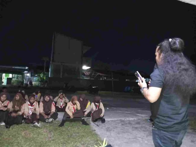 
Wasek PWI Bitung, Ical Rumokoy saat pemaparan Materi Literasi Media 