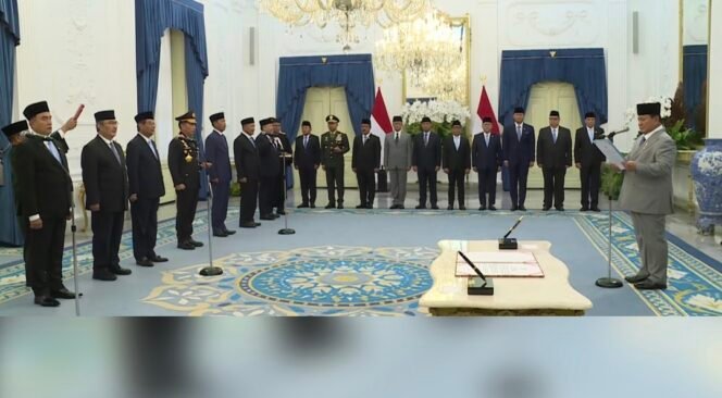 
Presiden Prabowo Subianto melantik Komisi Reformasi Polri