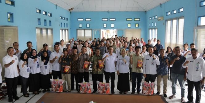 
Wali Kota Serahkan Bantuan Pertanian dari Pemprov Sulut ke Petani Kotamobagu