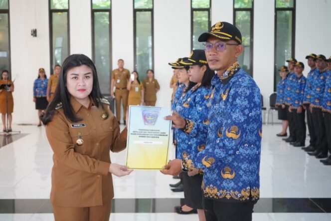 
Bupati Sitaro, zchyntia Inggrid Kalangit menyerahkan SK PPPK kepada Ilham Noe