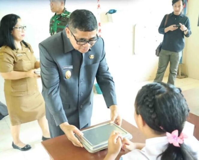 
saat Wakil Bupati Sitaro, Heronimus Makainas, meninjau langsung pelaksanaan Program Makanan Bergizi Gratis (MBG) di SMP Negeri 1 Siau Timur 