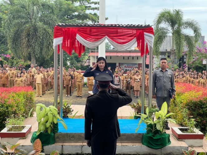 
dok : Jufri Kasumbala  bupati sitaro,chyntia ingrid kalangit saat bertindak sebagai Inspektur Upacara hari Pahlawan nasioanl di halaman kantor Bupati.
