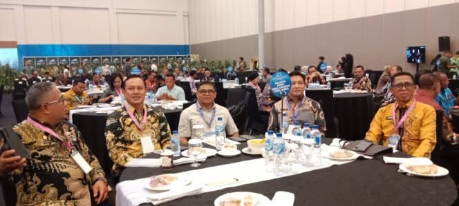 
wakili bupati sitaro, heronimus makainas saat mengkuti rapat koordinasi kepala sekolah pada beberapa waktu lalu