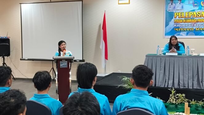 
Bupati Sitaro, chyntia ingrid kalangit saat melepas kontingennya yang akan berlaga pada Pekan Olahraga Provinsi (Porprov) Sulawesi Utara