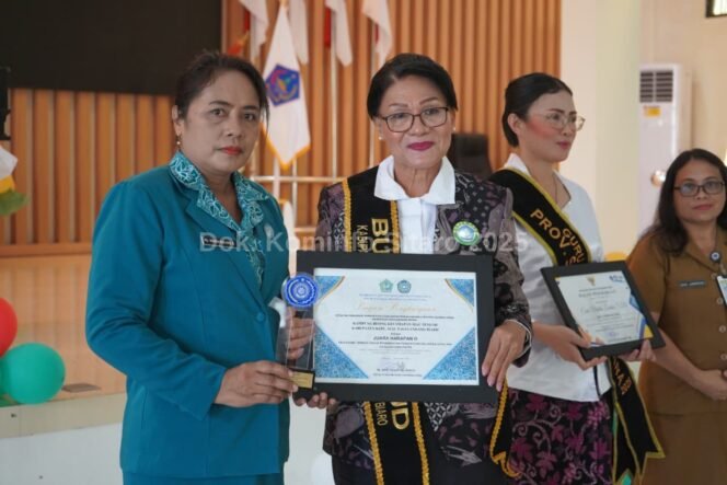 
Ketua Tim Penggerak PKK Sitaro yang juga menjabat sebagai Bunda PAUD Kabupaten Sitaro, Lesly Makainas-Sasiwu, secara resmi mengukuhkan Bunda PAUD tingkat kecamatan dan kelurahan. Kegiatan tersebut berlangsung di Auditorium Kantor Bupati Sitaro, Selasa, 9/12/2025