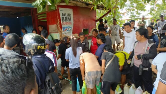 
kinsumen berjam-jam antri di agen penyalur BBM di sitaro