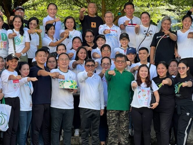 
Wabup Sitaro, Heronimus Makainas saat momen perayaan HKN dengan para nakes di halaman Kantor Bupati Sitaro.