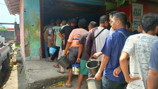 
antrian di Agen penyalur  bbm di sitaro