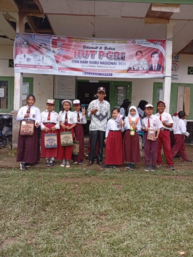 
SDN 56 Kabupaten Kaur Laksanakan Upacara Peringatan Hari Guru Nasional Yang Ke-80