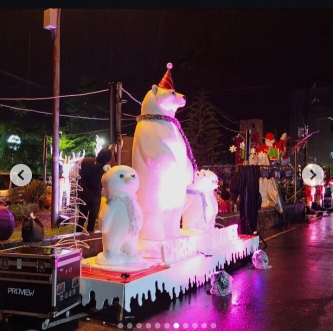 
Tampak dalam gambar bagian depan Cafe Chrismas Market Tikala yang dibuka untuk umum mulai pukul 4 sore  s.d selesai,  operasional sejak 2 Desember 2025.