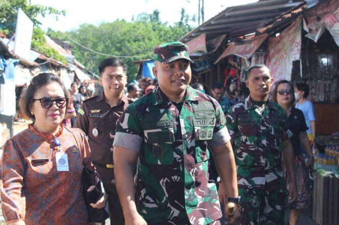 
Bersama Dandim 1310/Bitung , Pemkot  Sidak Pasar Winenet Pastikan Harga Sembako Stabil 