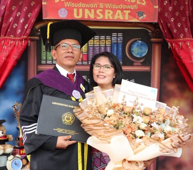 
Sekretaris PWI Sulut, Dr Merson Simbolon bersama Istri 