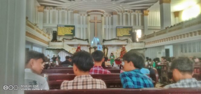 
Gereja Masehi Injil Di Minahasa Getsemani Sakobar Diterangi Lilin Natal 2025, Digelar Guru Dan Murid SMK Negeri 1 Manado