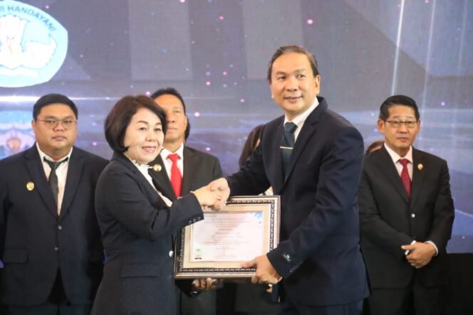 
Foto - Kepala BPMP Sulut Febry Dien ST.M.InF .TecH ( MAN) Kanan saat Menyerahkan Penghargaan Kepada Kadis Dikda Sulut Dr Femmy Suluh M.Si ( kiri) dalam Acara Anugra Mapalus Pendidikan Sabtu pekan lalu.