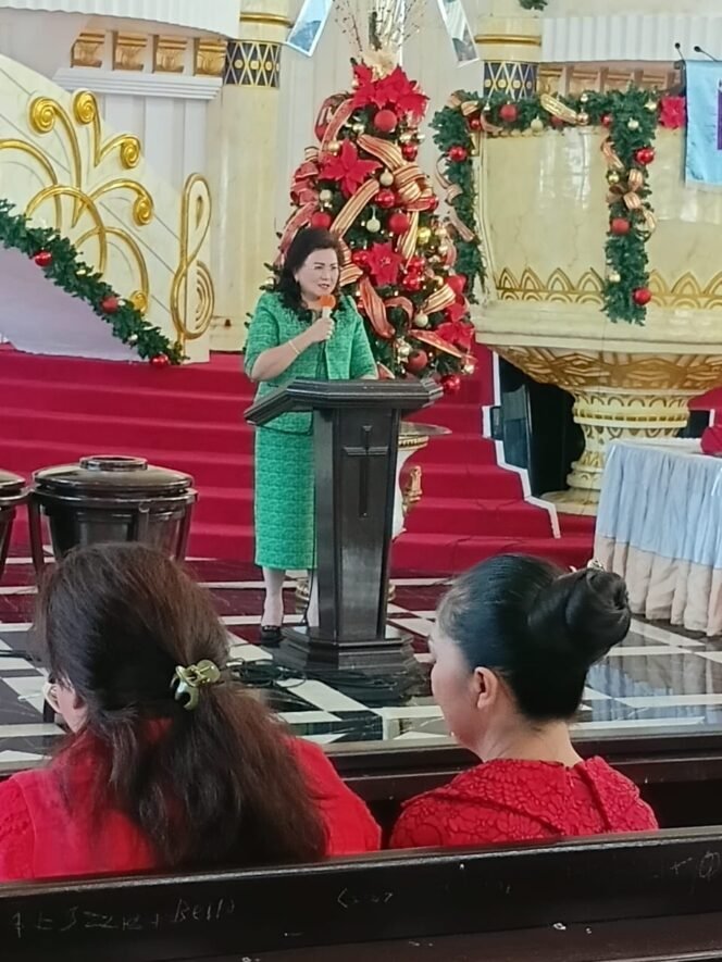 
Foto - Kepsek SMK Negeri 1 Manado Telly Ticoalu S.Pd M.Si saat berikan Sambutan Natal SMK Negeri 1 di Gereja GMIM Getsemani Sario  Kotabaru Manado Selasa (16/12)