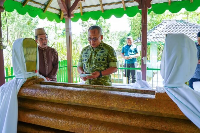 
Ziarah ke Makam Tuanku Imam Bonjol dan Kyai Modjo, Pangdam XIII/Merdeka: Teladani Semangat Para Pahlawanan