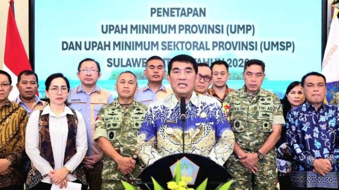
Foto - Gubernur Sulut Yulius Selvanus SE ( tengah) Didampingi Pejabat Terkait Sabtu (20/12) umumkan Penetapan UMP 2026