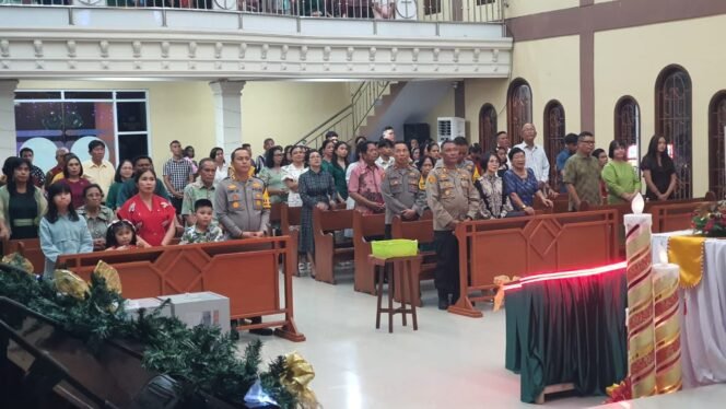 
Ibadah Malam Natal di Bitung Aman, Kapolres Turut Beribadah 