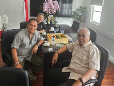 Ketua Panitia Natal Edison Siahaan dan Sekretaris Panitia Jimmy Endey saat bertemu Ketua PWI Pusat AKhmad Munir.(tpwi)