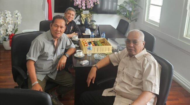 Ketua Panitia Natal Edison Siahaan dan Sekretaris Panitia Jimmy Endey saat bertemu Ketua PWI Pusat AKhmad Munir.(tpwi)