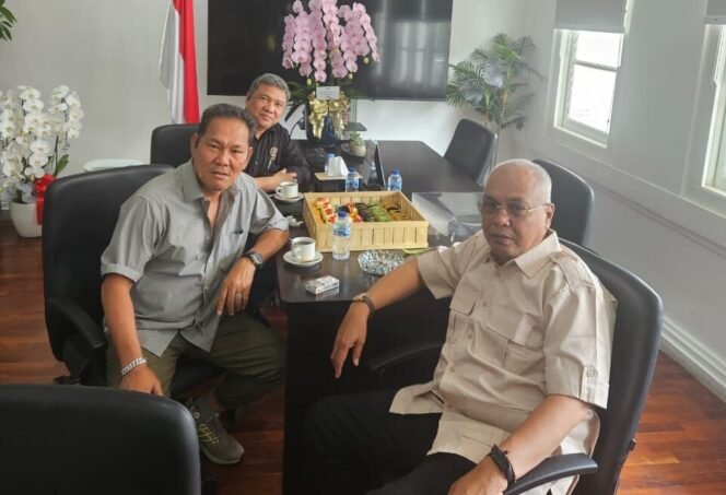 
Ketua Panitia Natal Edison Siahaan dan Sekretaris Panitia Jimmy Endey saat bertemu Ketua PWI Pusat AKhmad Munir.(tpwi)