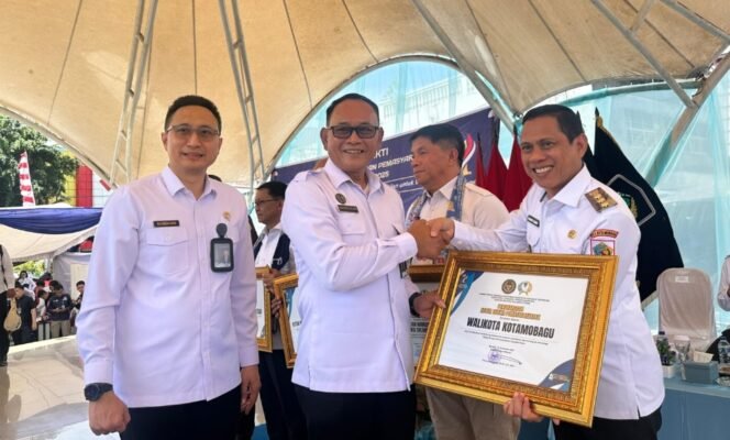 
Wali Kota Kotamobagu Terima Penghargaan Karya Bhakti Pemasyarakatan di Hari Bakti Ke-1