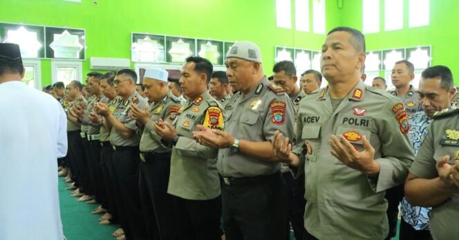
Kapolres Irwanto SIK Ajak Personil Sholat Gaib Untuk Korban Bencana Alam di Sumatera
