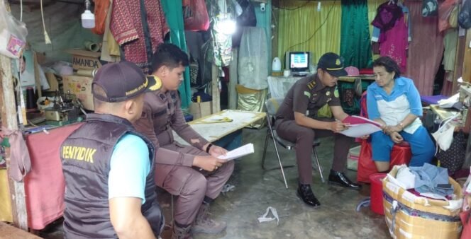 
Penyidik Satpol PP Kotamobagu Dampingi Jaksa Eksekutor Putusan Pengadilan