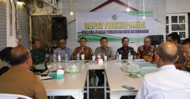 
Wali Kota Kotamobagu Pimpin Rapat Bersama Forkopimda Persiapan Jelang Nataru 2025
